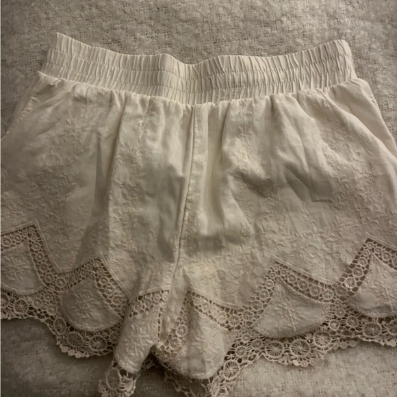 White cute shorts - Picture 3 of 3